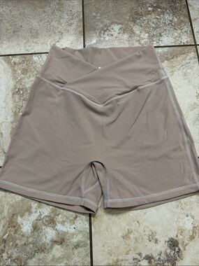 Buffbunny Collection  Women’s Bike Shorts in Taupe. Size M. 4”